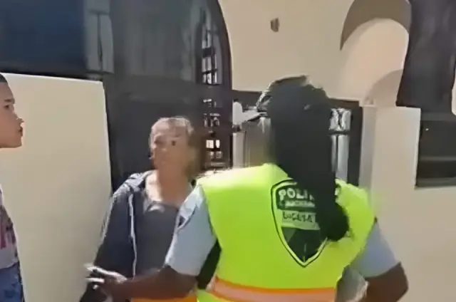 Una doña le dio tramenda tabana a un digesett que la mando a parar junto a su hijo.  😱🔥