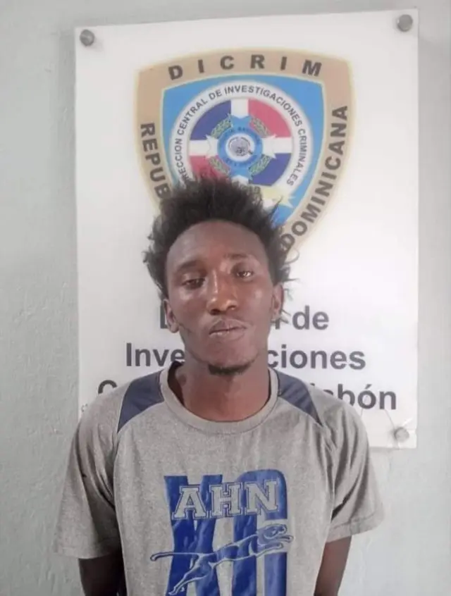 Detienen a Nacional Haitiano Robando Letrero del Ayuntamiento en Santiago de la Cruz