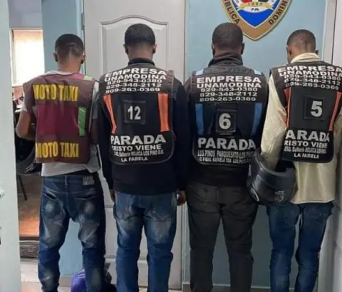 PoliciaRD detiene a cuatro motoconchistas acusados de robar fundas de alimentos del plan social