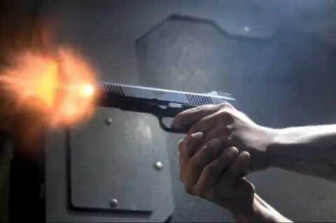 Un sujeto muerto y otro herido tras abrir fuego contra la Policía