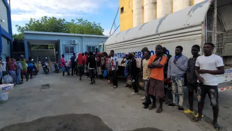 Migración y Ejército detienen 64 indocumentados durante operativo en Montecristi