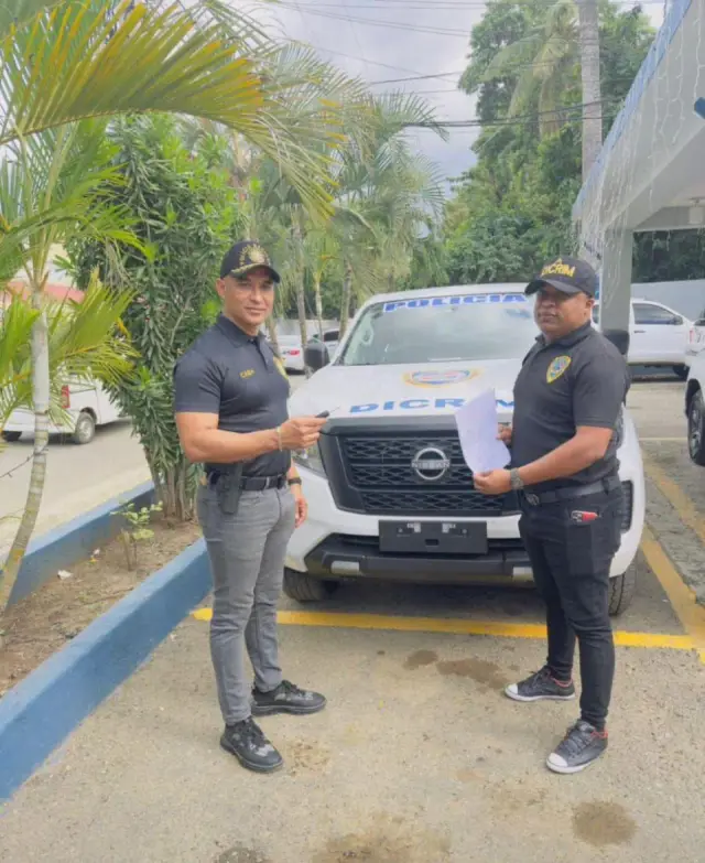 entrega camioneta moderna al DICRIM en Dajabón.