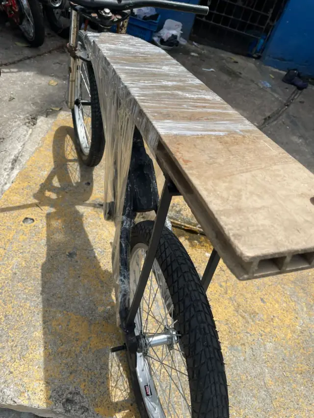 Atrapado por la policía con bicicleta correr