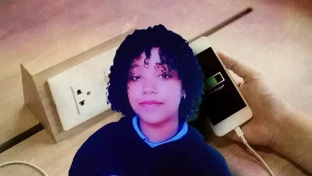 Adolescente muere electrocutada mientras usaba su celular cargando