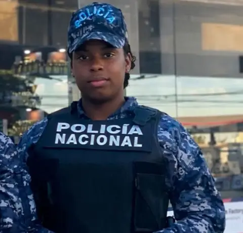Agente de la PolicíaRD muere tras caer de minibús en marcha
